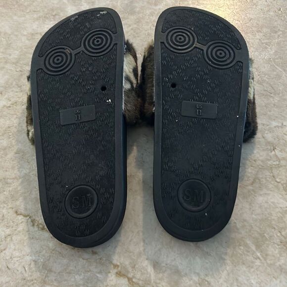 STEVE MADDEN Camo Fuzzy Slides - Picture 4 of 4